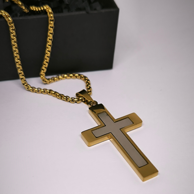 Elegantiškas vyriškas kryželis iš nerūdijančio plieno Elegantiškas vyriškas kryželis iš nerūdijančio plieno