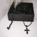 Tamsaus stiliaus kryželis vyrams su ornamentais