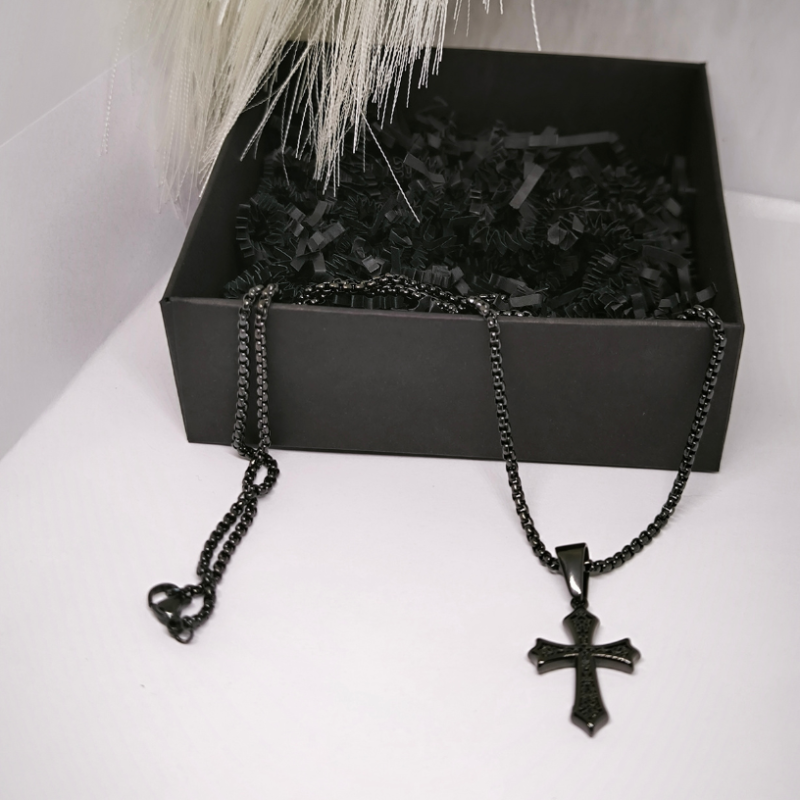 Tamsaus stiliaus kryželis vyrams su ornamentais Tamsaus stiliaus kryželis vyrams su ornamentais