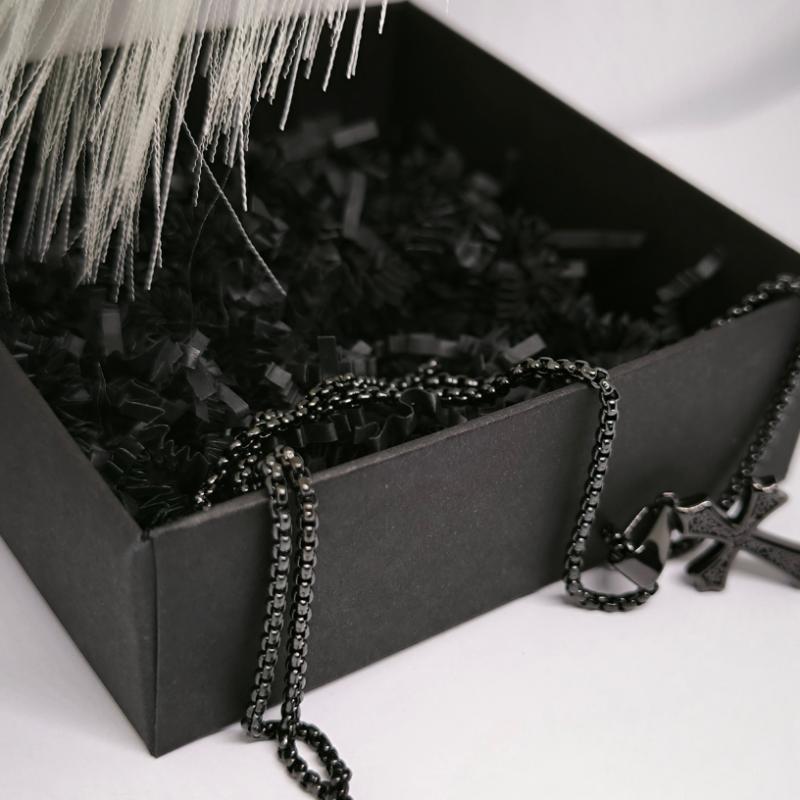 Tamsaus stiliaus kryželis vyrams su ornamentais Tamsaus stiliaus kryželis vyrams su ornamentais