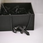 Tamsaus stiliaus kryželis vyrams su ornamentais