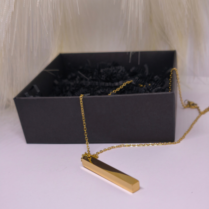 Graviruojamas kaklo papuošalas „Golden Bar“