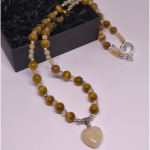 Rankų darbo kaklo papuošalas „Saulės spindesys“ Rankų darbo kaklo papuošalas „Saulės spindesys“