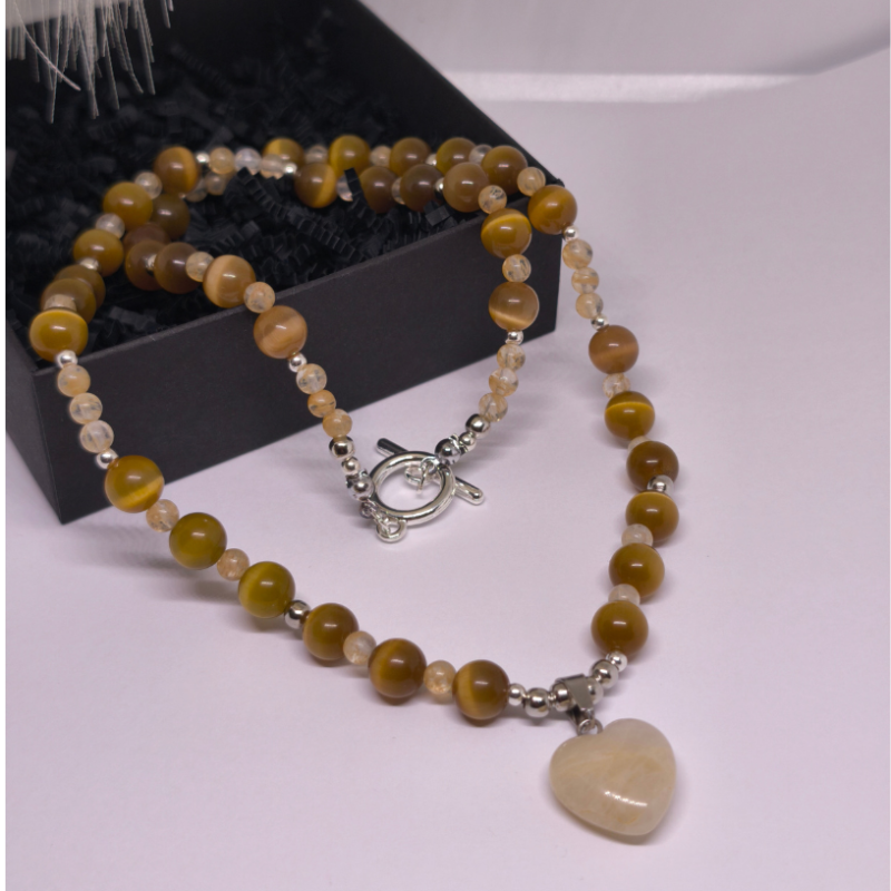 Rankų darbo kaklo papuošalas „Saulės spindesys“ Rankų darbo kaklo papuošalas „Saulės spindesys“