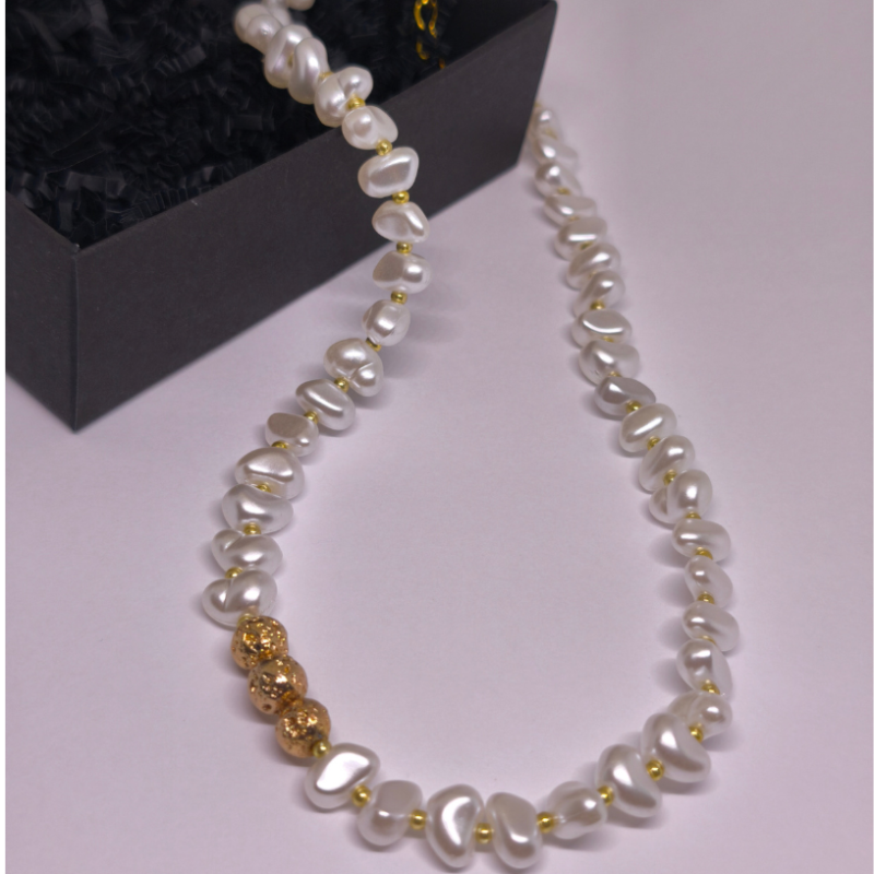 Rankų darbo kaklo papuošalas „Auksinis prisilietimas“