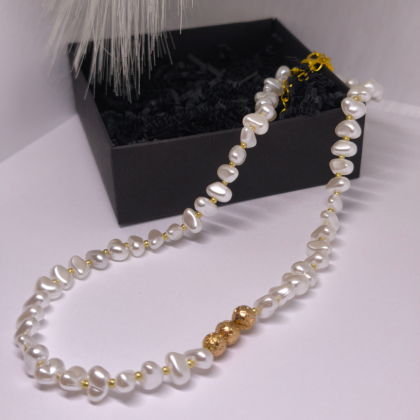 Rankų darbo kaklo papuošalas „Auksinis prisilietimas“