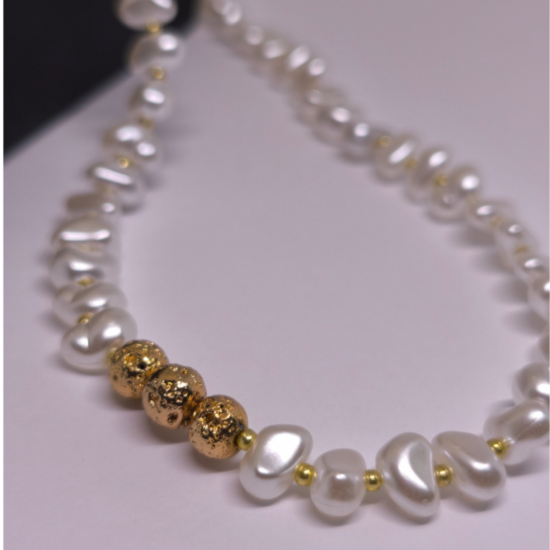 Rankų darbo kaklo papuošalas „Auksinis prisilietimas“