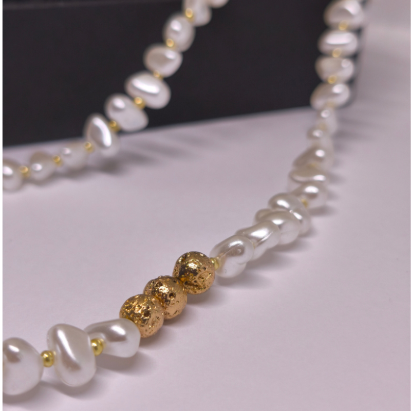 Rankų darbo kaklo papuošalas „Auksinis prisilietimas“