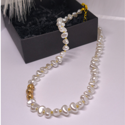 Rankų darbo kaklo papuošalas „Auksinis prisilietimas“