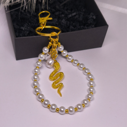 Rankų darbo rankinės ir raktų pakabukas „Perlinė gyvatė“