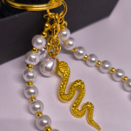 Rankų darbo rankinės ir raktų pakabukas „Perlinė gyvatė“