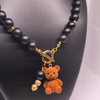 Rankų darbo kaklo papuošalas „Meškiuko elegancija“