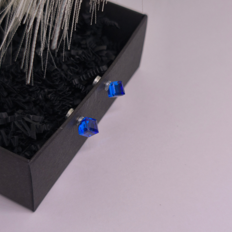 Magnetiniai auskarai „Karališkas safyras“