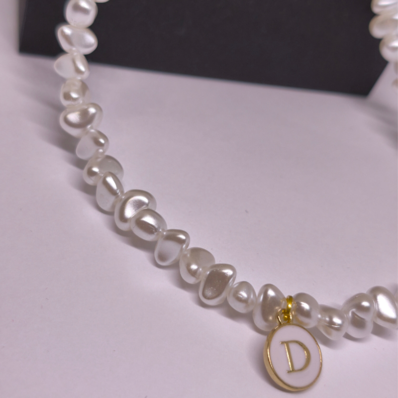 Rankų darbo personalizuotas kaklo papuošalas „Perlų inicialas“