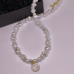 Rankų darbo personalizuotas kaklo papuošalas „Perlų inicialas“ Rankų darbo personalizuotas kaklo papuošalas „Perlų inicialas“