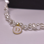 Rankų darbo personalizuotas kaklo papuošalas „Perlų inicialas“ Rankų darbo personalizuotas kaklo papuošalas „Perlų inicialas“