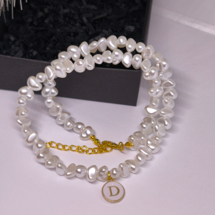 Rankų darbo personalizuotas kaklo papuošalas „Perlų inicialas“