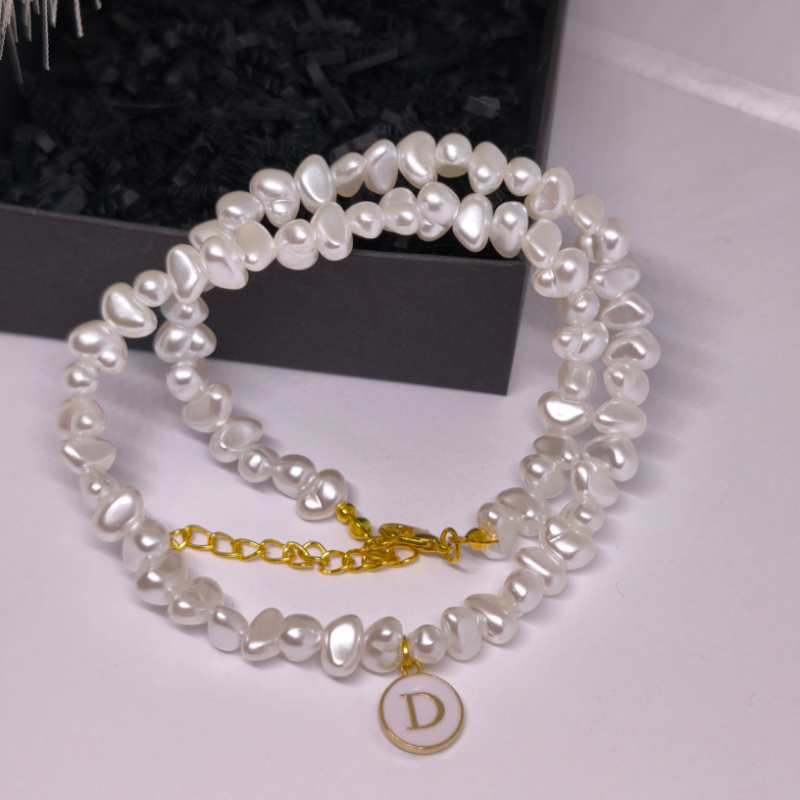 Rankų darbo personalizuotas kaklo papuošalas „Perlų inicialas“ Rankų darbo personalizuotas kaklo papuošalas „Perlų inicialas“