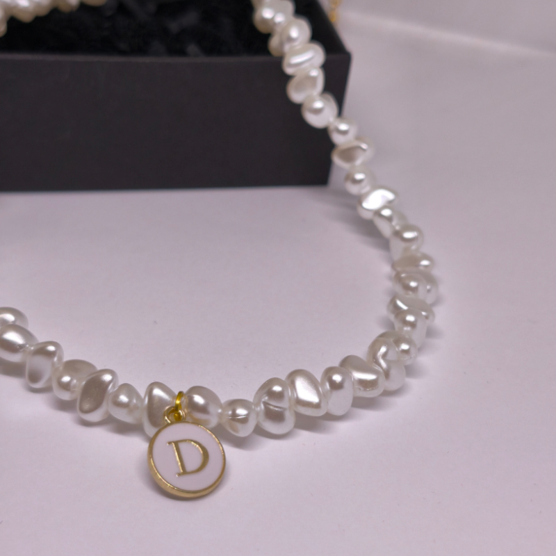 Rankų darbo personalizuotas kaklo papuošalas „Perlų inicialas“