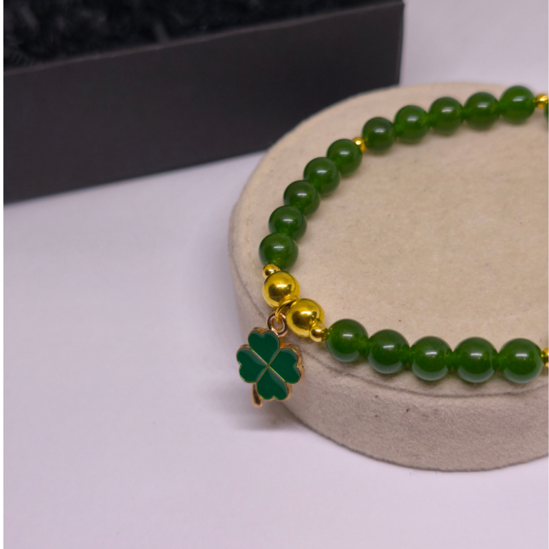 Rankų darbo apyrankė „Žaliasis dobilas“