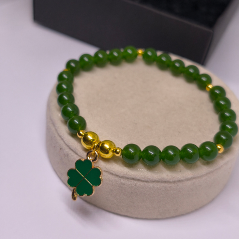 Rankų darbo apyrankė „Žaliasis dobilas“