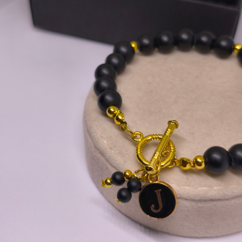 Personalizuota rankų darbo apyrankė „Juodoji prabanga“