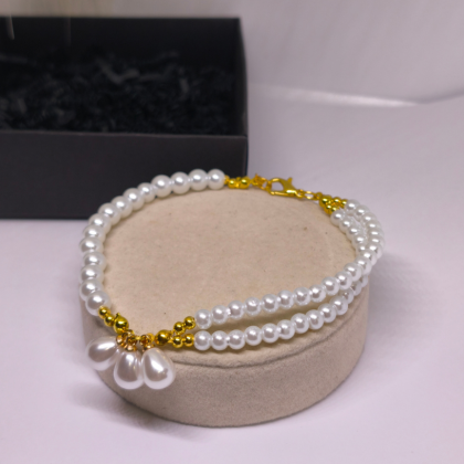 Rankų darbo apyrankė „Baltųjų perlų magija“