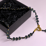 Rankų darbo kaklo papuošalas „Karališkieji kristalai“