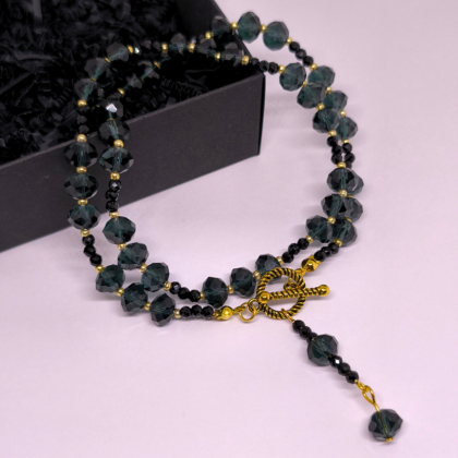 Rankų darbo kaklo papuošalas „Karališkieji kristalai“