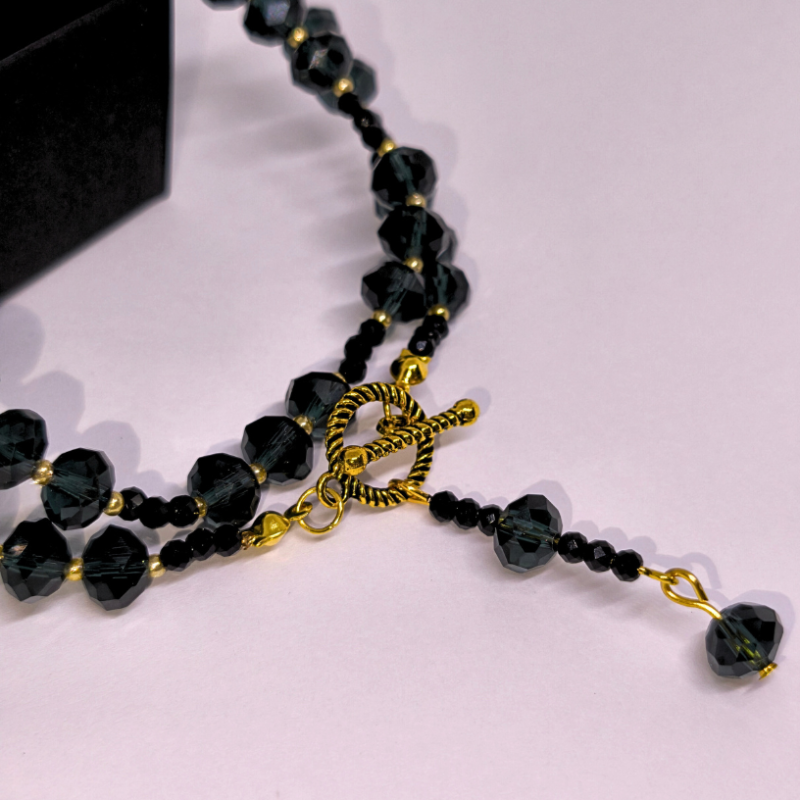 Rankų darbo kaklo papuošalas „Karališkieji kristalai“