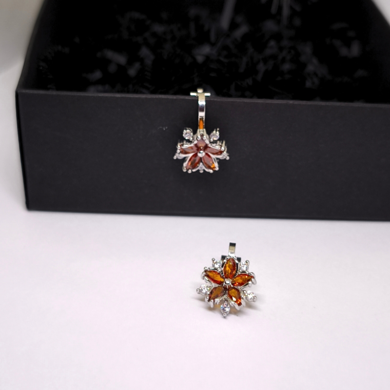 Auskarai - klipsai „Ugniniai žiedlapiai“