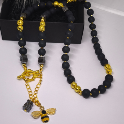 Rankų darbo kaklo papuošalas ,,Bitė"