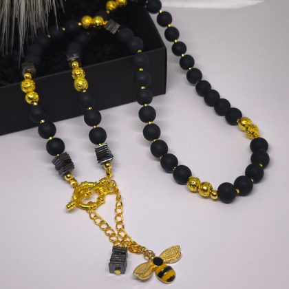 Rankų darbo kaklo papuošalas ,,Bitė"