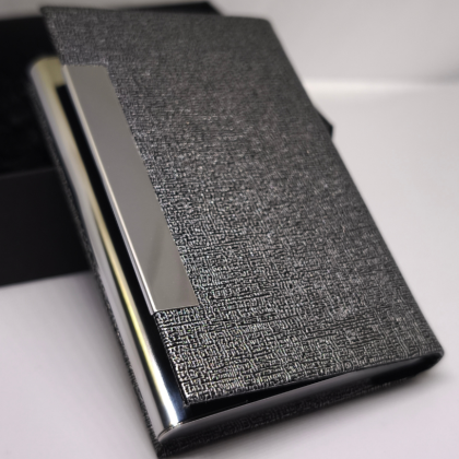 Modernus kortelių dėklas su magnetiniu užsegimu