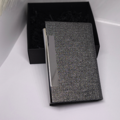 Modernus kortelių dėklas su magnetiniu užsegimu