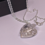 Medalionas „Sidabrinė širdis“