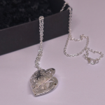 Medalionas „Sidabrinė širdis“