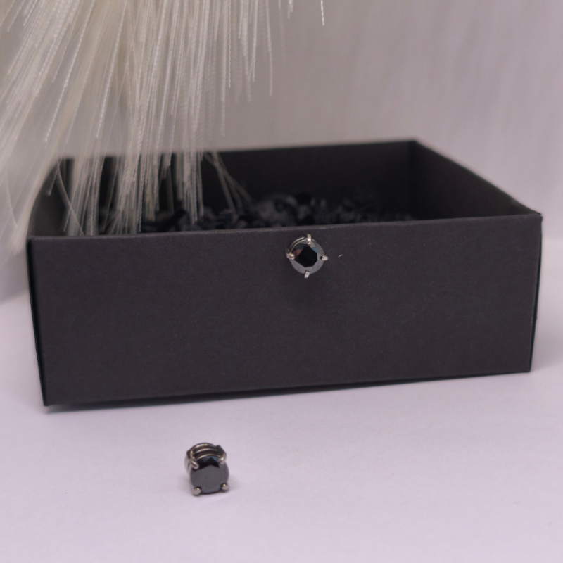 Juodi magnetiniai auskarai