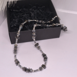 Rankų darbo kaklo papuošalas „Grafito švytėjimas“