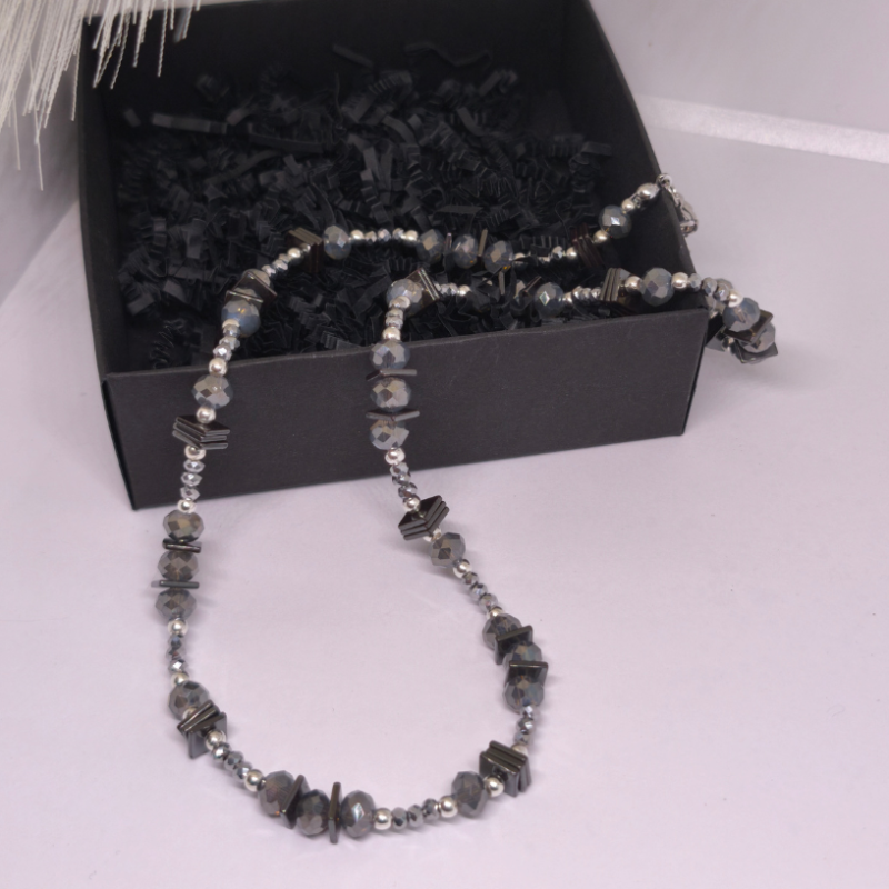 Rankų darbo kaklo papuošalas „Grafito švytėjimas“