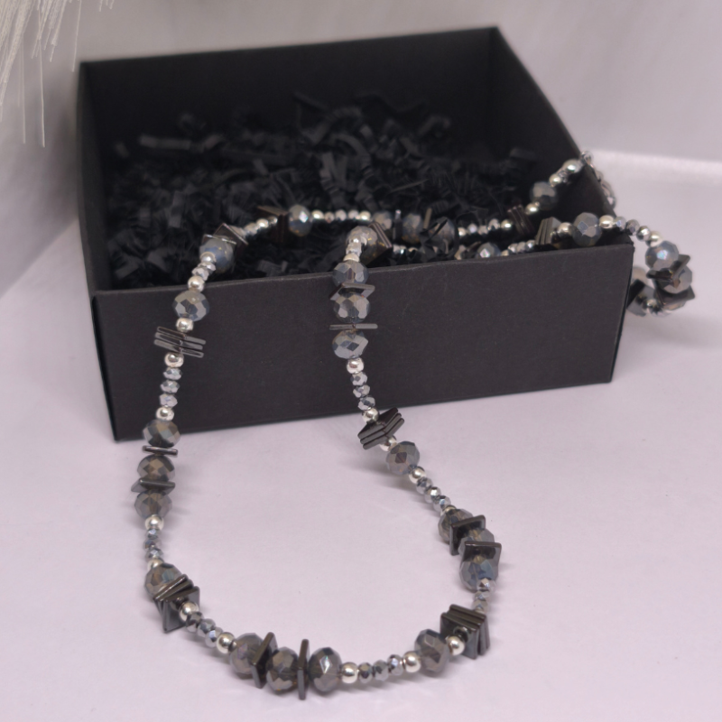 Rankų darbo kaklo papuošalas „Grafito švytėjimas“