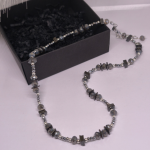 Rankų darbo kaklo papuošalas „Grafito švytėjimas“