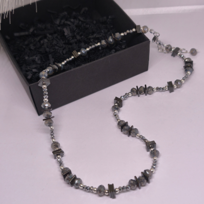 Rankų darbo kaklo papuošalas „Grafito švytėjimas“