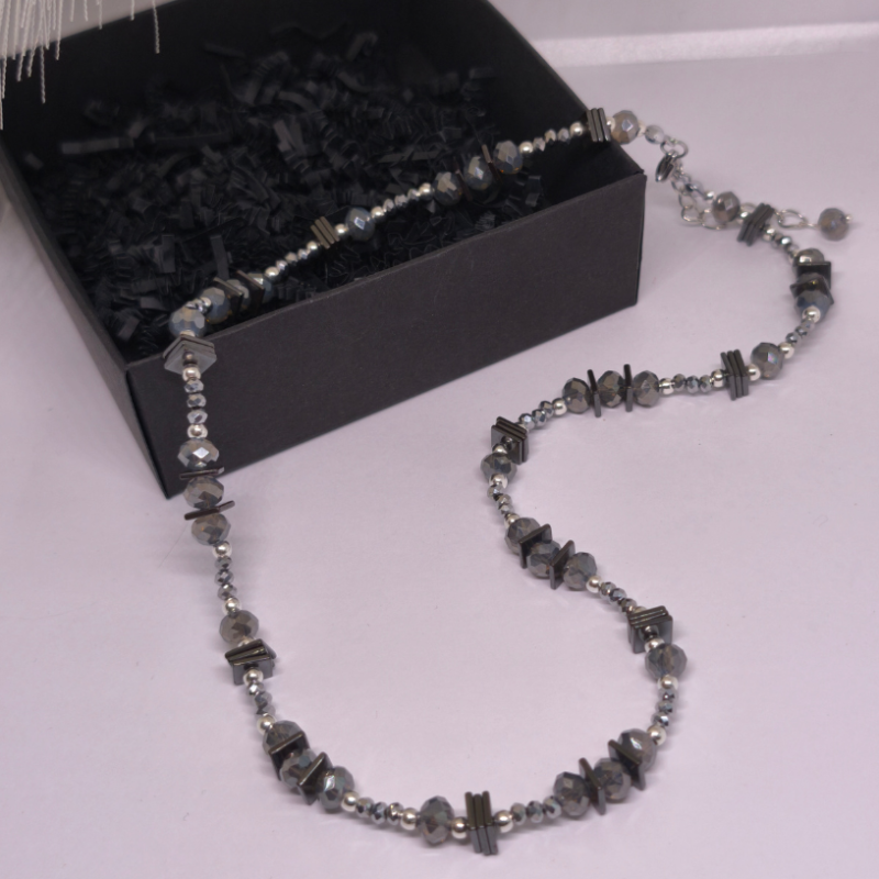 Rankų darbo kaklo papuošalas „Grafito švytėjimas“