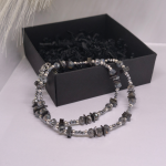 Rankų darbo kaklo papuošalas „Grafito švytėjimas“