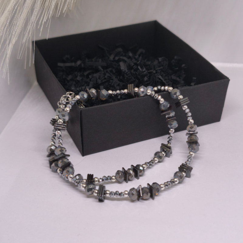 Rankų darbo kaklo papuošalas „Grafito švytėjimas“