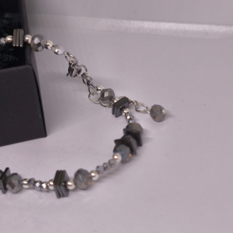 Rankų darbo kaklo papuošalas „Grafito švytėjimas“